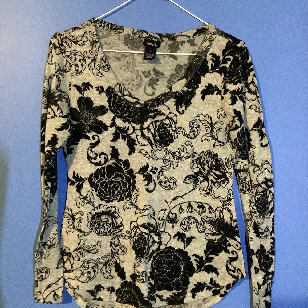 Rue 21 Long Sleeved Top Black and white Size M